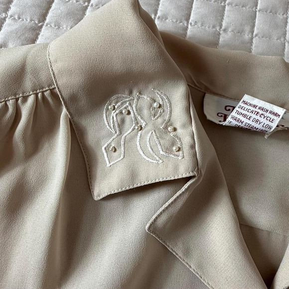 Vtg 80s Essex Junction Beige shirt with embroidered lace collar Peral Buttons - Picture 7 of 10